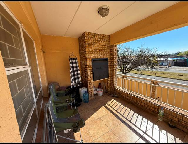 2 BEDROOM TOWNHOUSE FOR SALE IN VANDERBIJLPARK SE 2